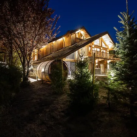 Chalet Menor - Hometown Experience بيت ضيافة ميريبيل